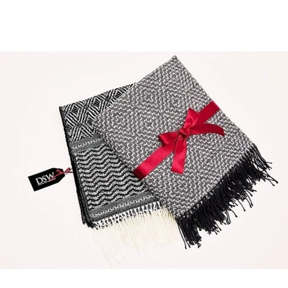 DSW Fringes Geometric Pattern Throw Blanket Black / White 50 x 60